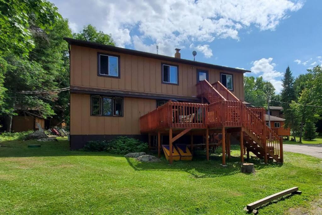KabetogamaにあるThe Bay View Lodge!の庭に広いデッキがある大きな家