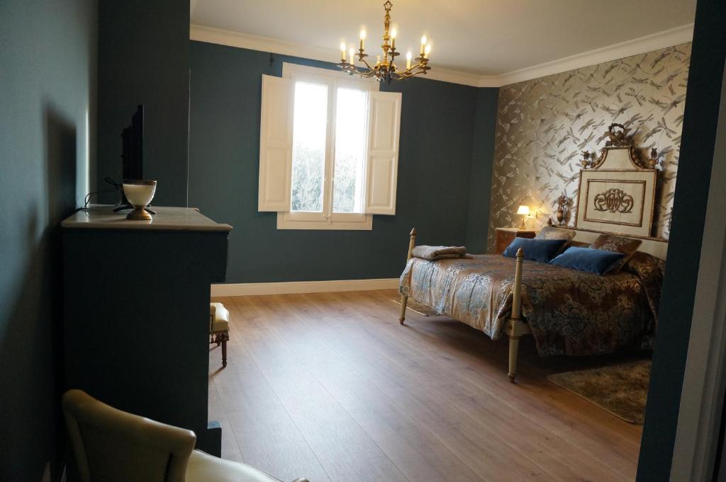 A bed or beds in a room at Hotel Can Ribalta