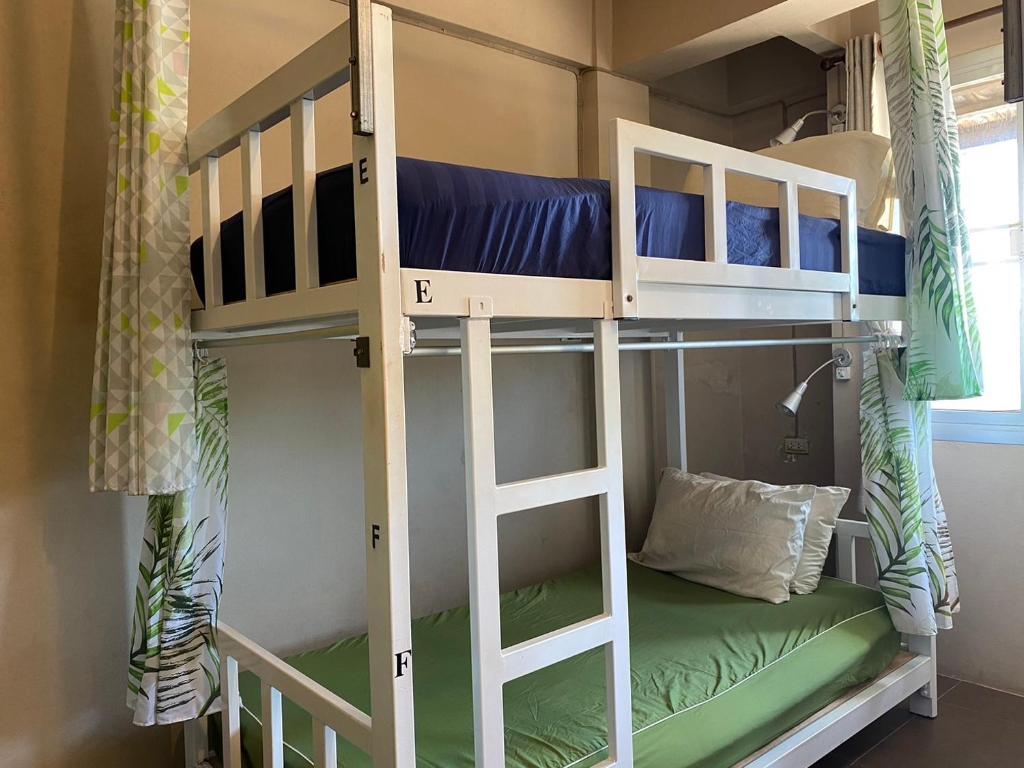 Palanda nebo palandy na pokoji v ubytování Non La Mer Hostel - Bed & Yoga