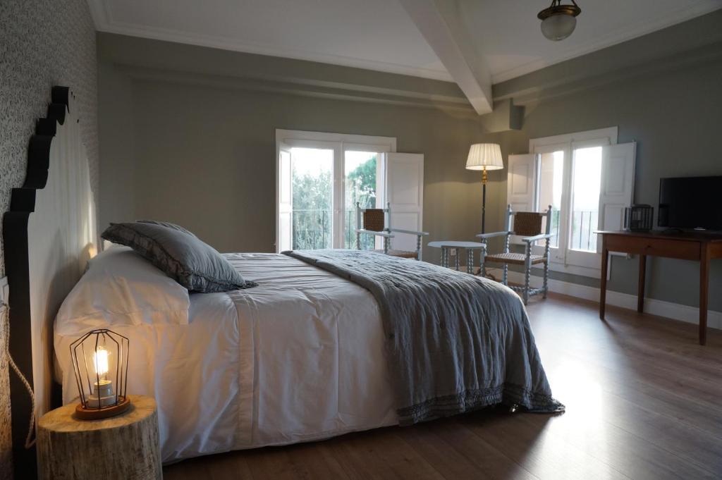 A bed or beds in a room at Hotel Can Ribalta