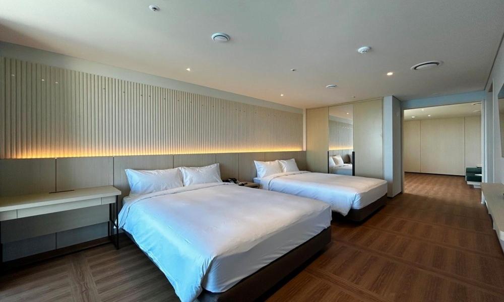 Postel nebo postele na pokoji v ubytování Ulsan Tanibay Hotel & Wedding