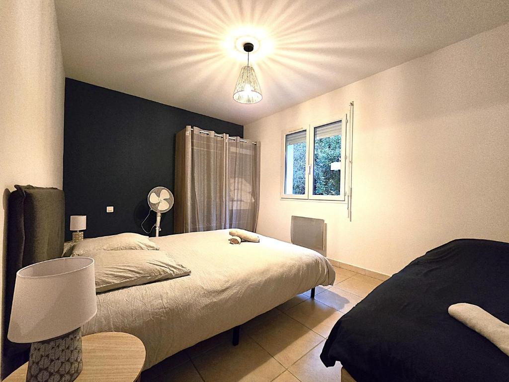 Letto o letti in una camera di Le Parc Jean Édouard - Spa avec jacuzzi privé - Superbe villa 4 chambres - 9 couchages - 6 lits - Poêle - Parking - Climatisation réversible- Terrasse ombragée et grand jardin