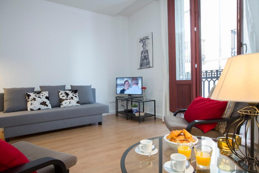 sala de estar con sofá y mesa en SingularStays Plaza Redonda, en Valencia