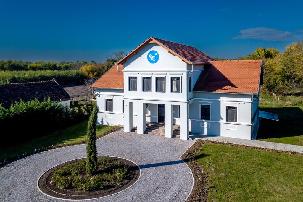 Kammerer Vendégház 7977 Kastélyosdombó, 90 Fő utca kép - 1