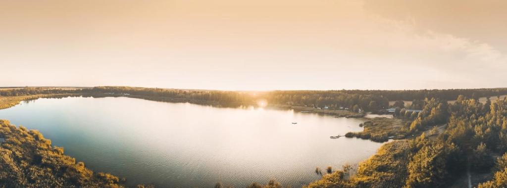 an aerial view of a lake in the middle of a forest at Mobilheim 6 Personen MH12 in Hindenberg