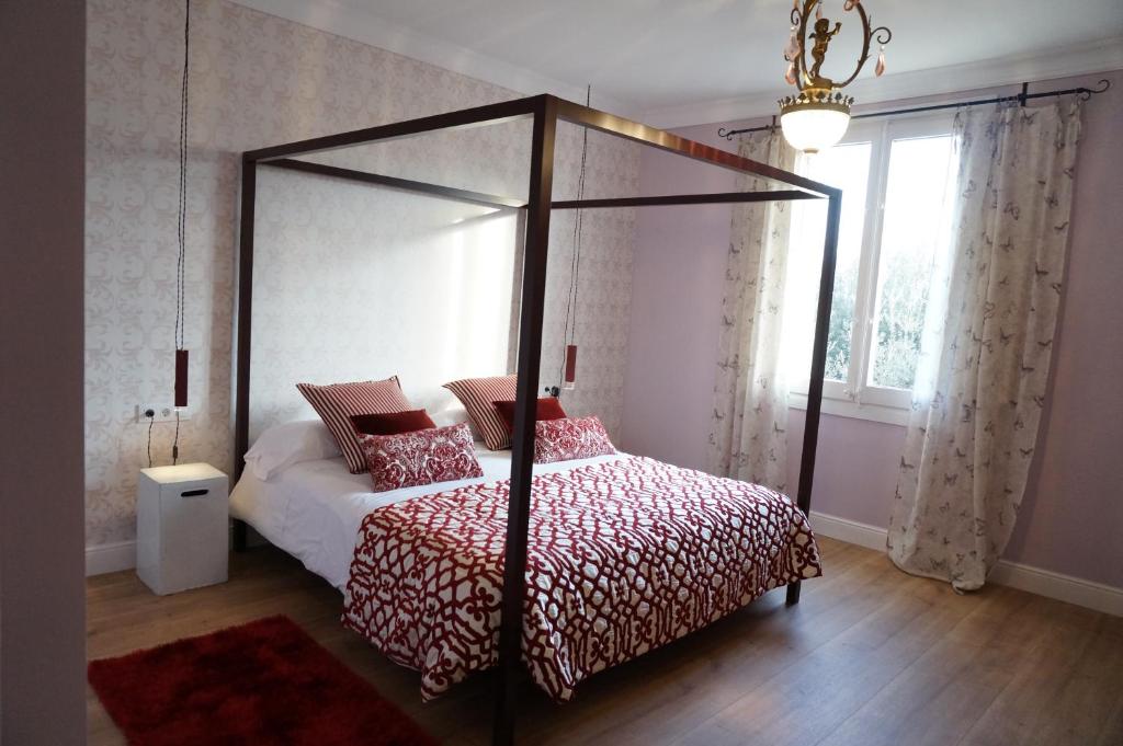 A bed or beds in a room at Hotel Can Ribalta