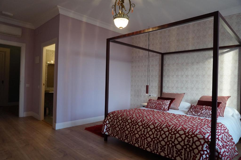 A bed or beds in a room at Hotel Can Ribalta