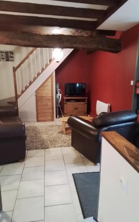 salon z kanapą i schodami w obiekcie Le Fry Holiday Gite w mieście Lithaire