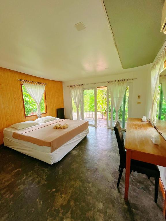 Postel nebo postele na pokoji v ubytování A-Na-Lay Resort Koh Kood