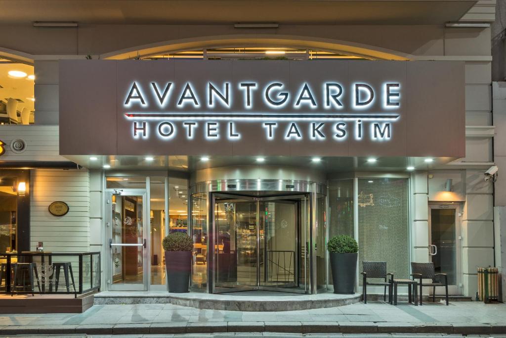 un hotel con un cartel que dice Ambassador Hotel Taksim en Avantgarde Hotel Taksim, en Estambul