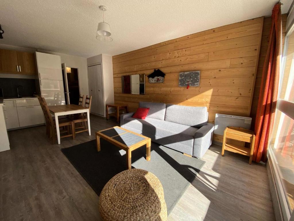un salon avec un canapé et une table dans l'établissement Résidence Diamant 2 - Magnifique T1 vue sur les montagnes MAE-5591, à Vénosc
