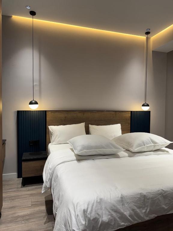 Postel nebo postele na pokoji v ubytování Firdavsi Building Center 4Rest Apartments