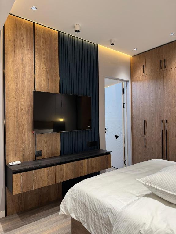 Postel nebo postele na pokoji v ubytování Firdavsi Building Center 4Rest Apartments