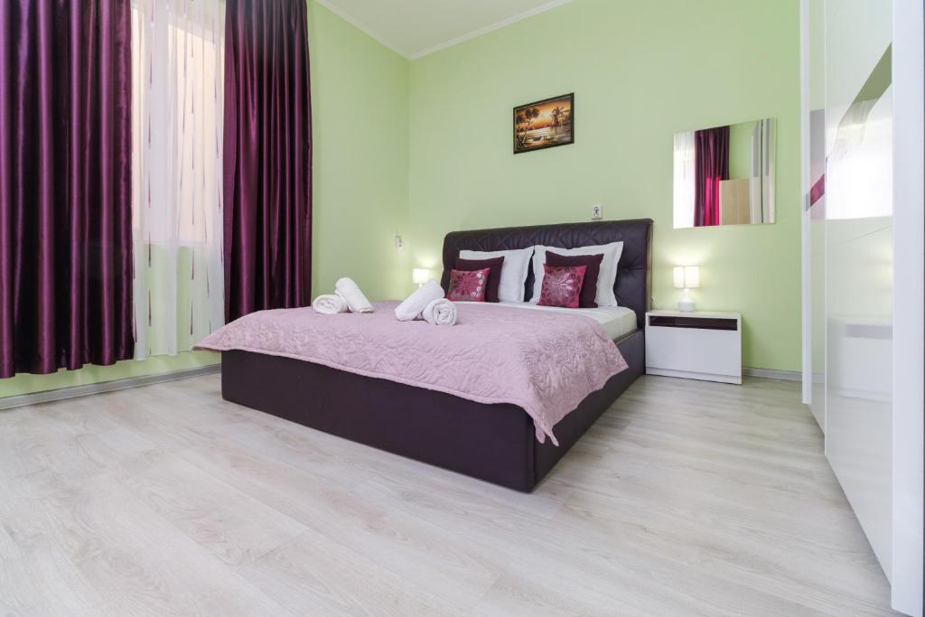 Postel nebo postele na pokoji v ubytování 1-bedroom City Center secret gem