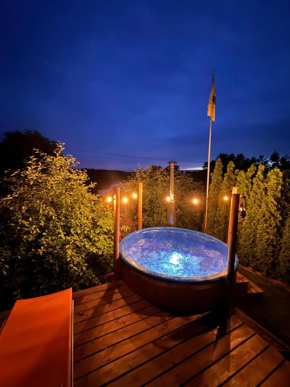 Bazén v ubytování Karmelowe Domki Kaszuby, z jacuzzi na tarasie z widokiem na jezioro nebo v jeho okolí