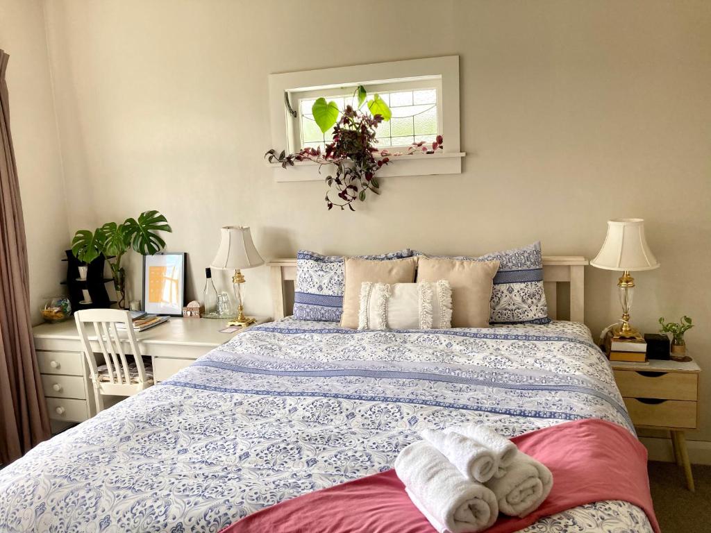 Spacious and Sunny Master Bedroom with shared bathrooms - Resim 15