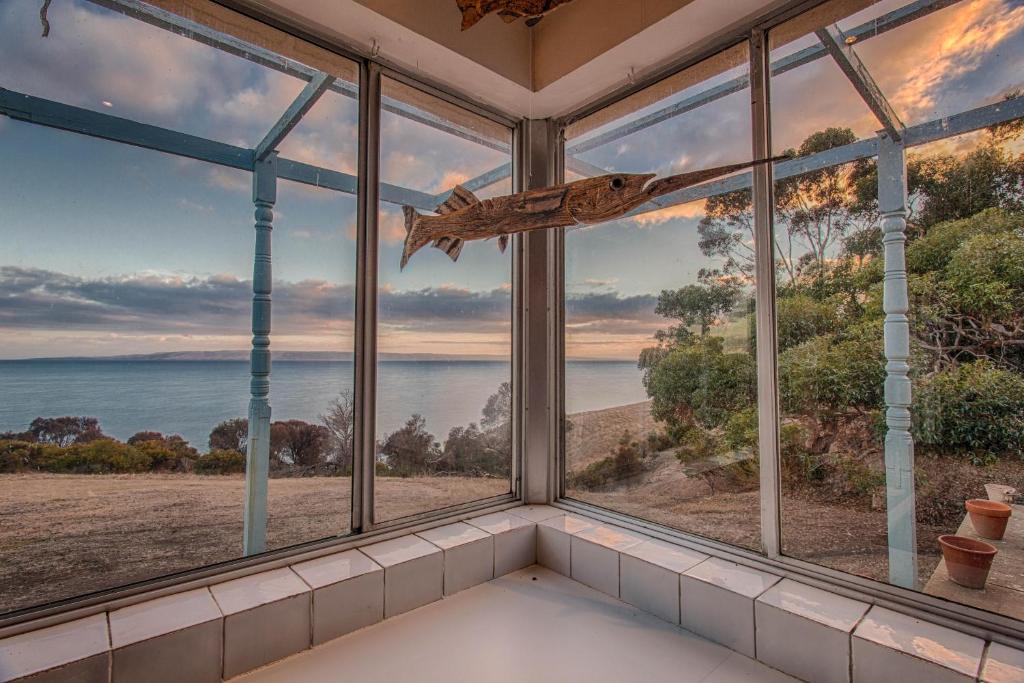 Habitación con ventanas grandes con vistas al océano. en Antechamber Bay Retreats, en Penneshaw
