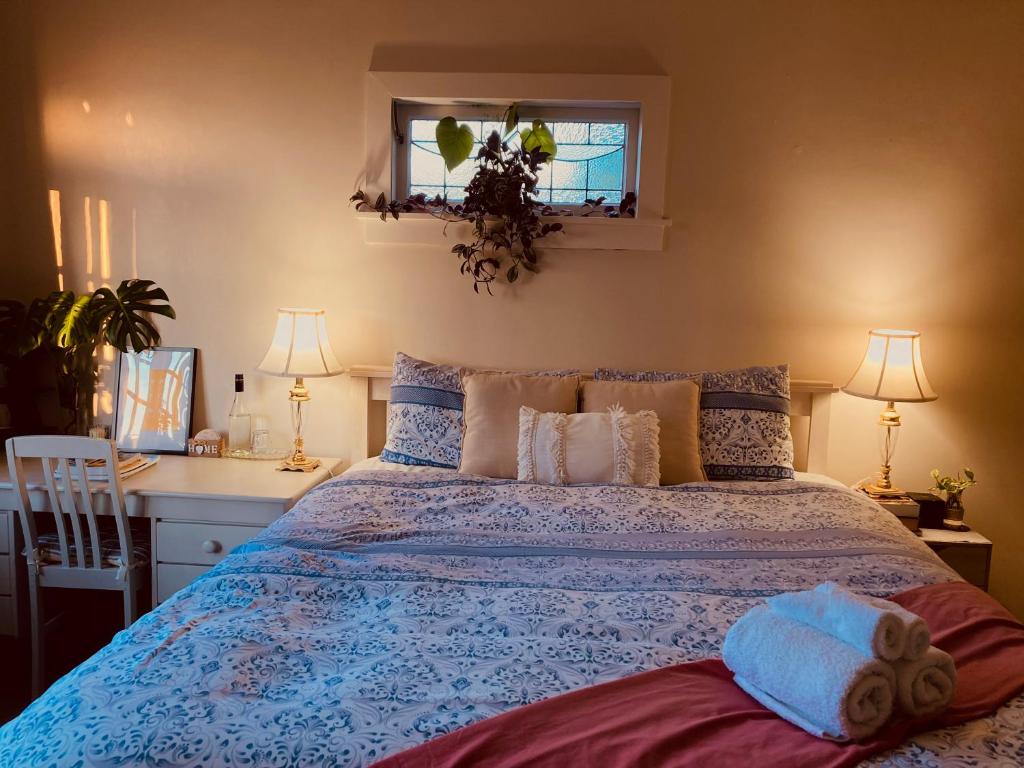 Spacious and Sunny Master Bedroom with shared bathrooms - Resim 7