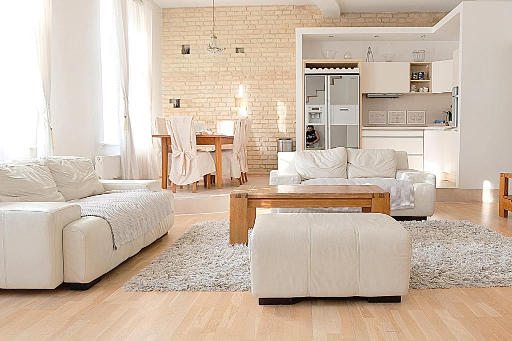 Posezení v ubytování Old Town Luxury and Spacious Apartment (155 m2). 3 bedrooms. FREE parking