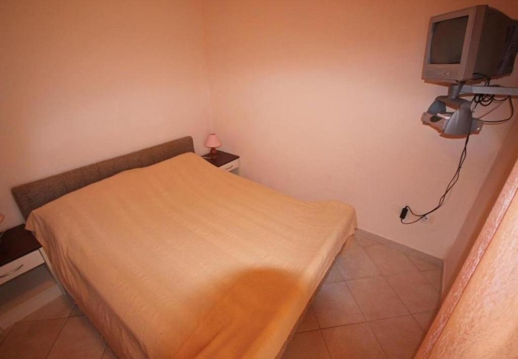 Łóżko lub łóżka w pokoju w obiekcie Apartments Andrija