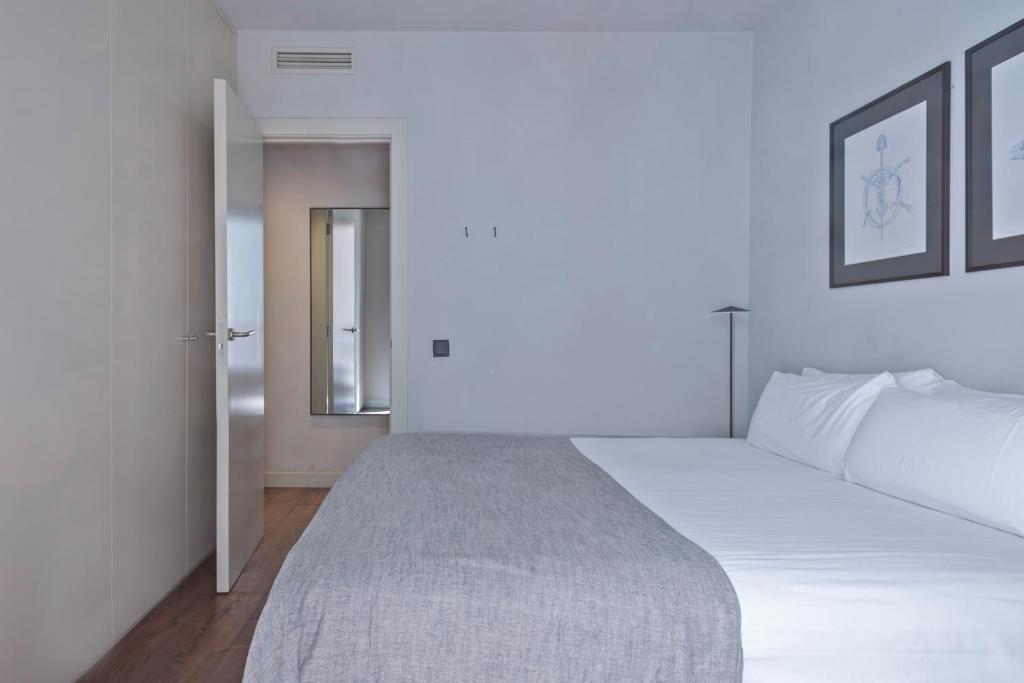 Posteľ alebo postele v izbe v ubytovaní Uma Suites Barceloneta Beach