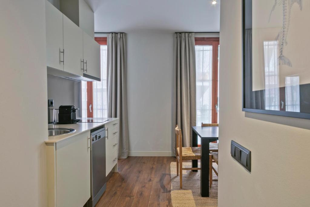 Kuchyňa alebo kuchynka v ubytovaní Uma Suites Barceloneta Beach
