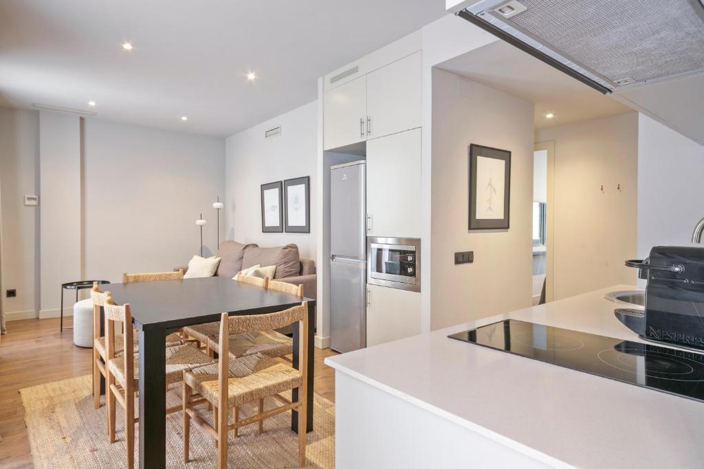 Kuchyňa alebo kuchynka v ubytovaní Uma Suites Barceloneta Beach