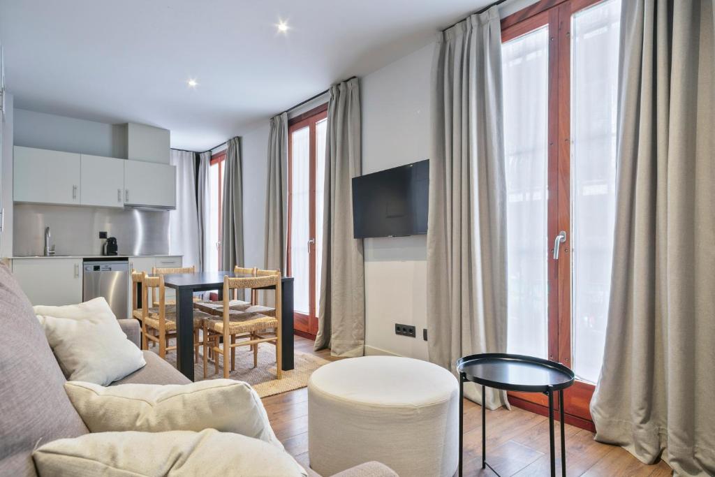 Televízia a/alebo spoločenská miestnosť v ubytovaní Uma Suites Barceloneta Beach
