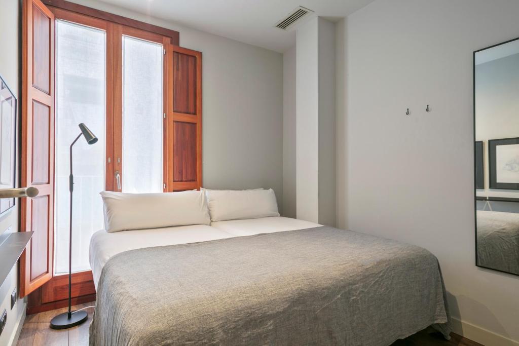 Posteľ alebo postele v izbe v ubytovaní Uma Suites Barceloneta Beach