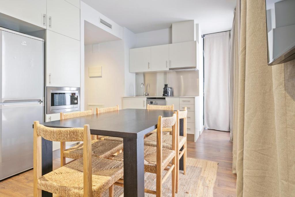 Kuchyňa alebo kuchynka v ubytovaní Uma Suites Barceloneta Beach