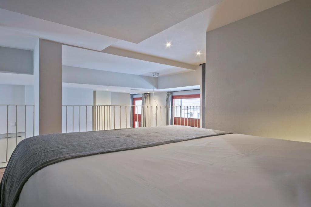 Posteľ alebo postele v izbe v ubytovaní Uma Suites Barceloneta Beach