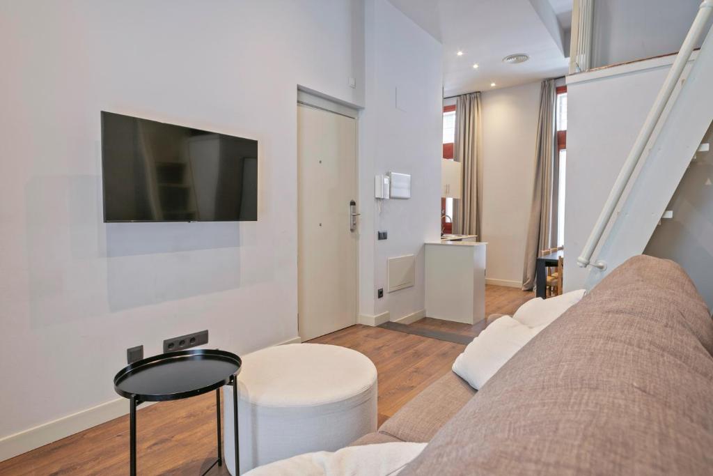 Televízia a/alebo spoločenská miestnosť v ubytovaní Uma Suites Barceloneta Beach