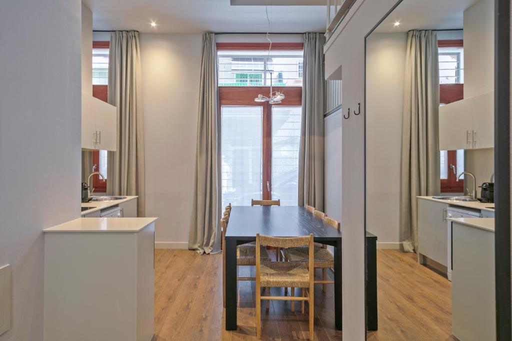 Kuchyňa alebo kuchynka v ubytovaní Uma Suites Barceloneta Beach