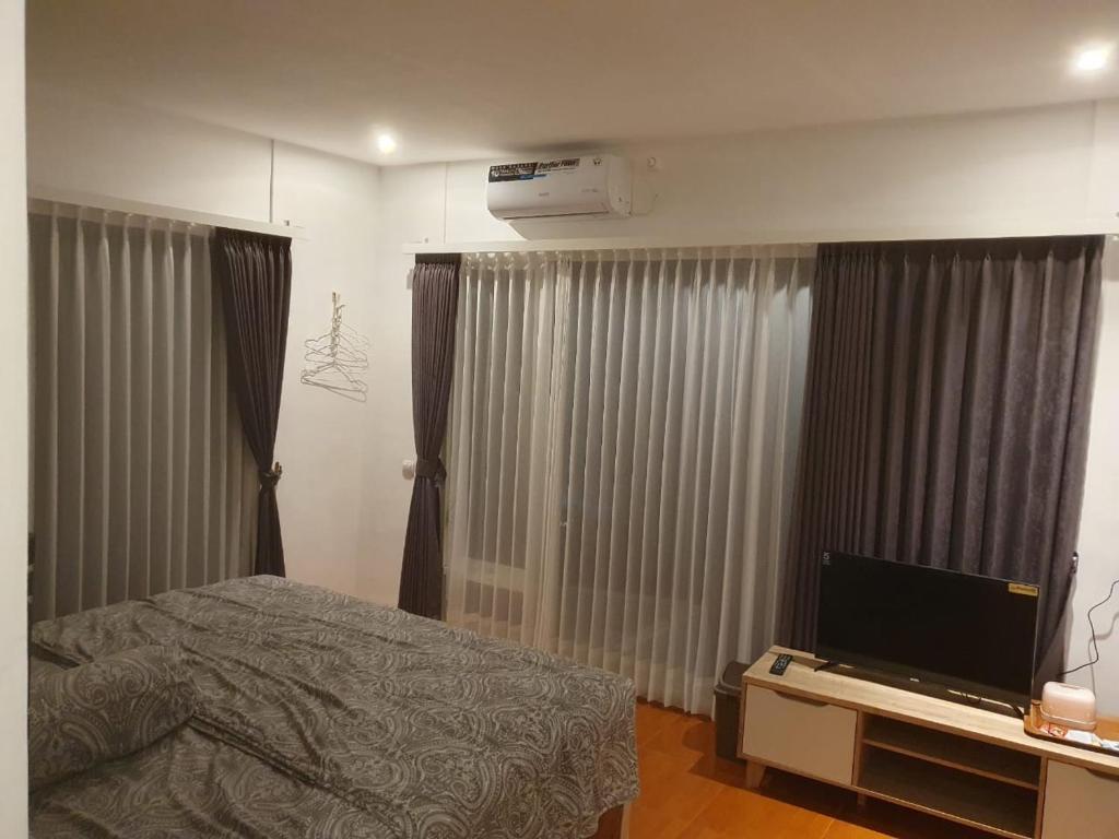 Postel nebo postele na pokoji v ubytování NK Villa Syariah And Cafe Prigen