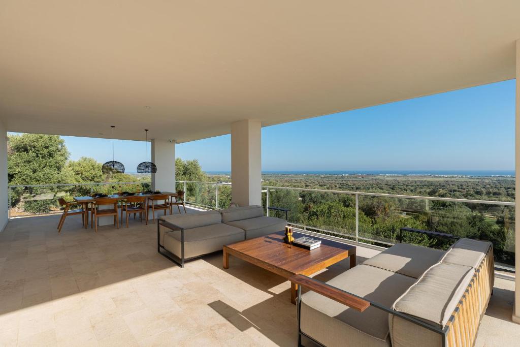 A balcony or terrace at Villa Skyler