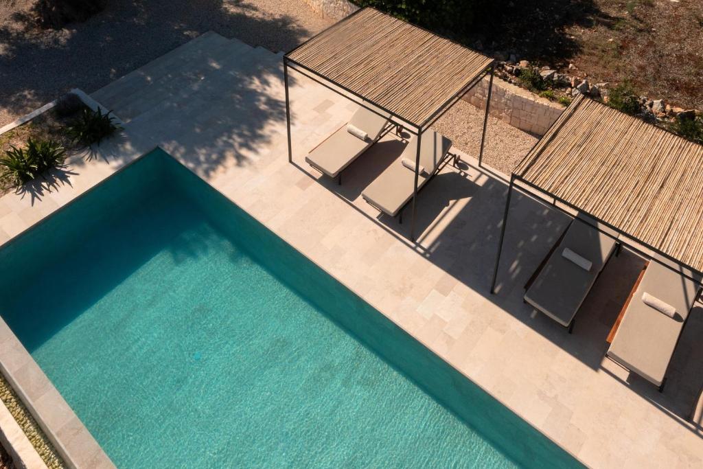The swimming pool at or close to Villa Skyler