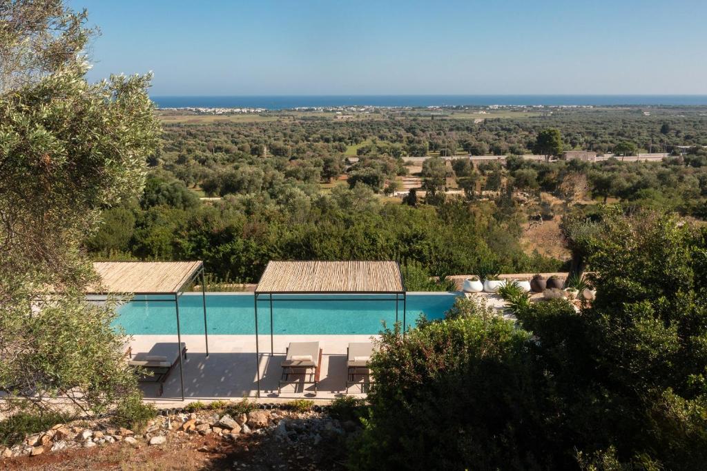 The swimming pool at or close to Villa Skyler