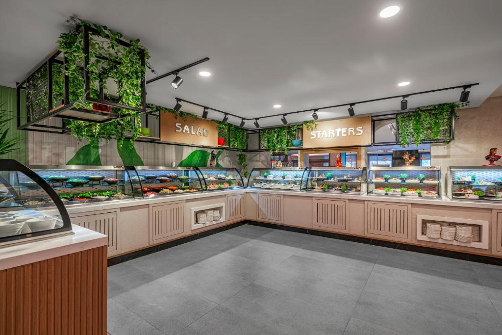 Supermarket nebo jiné obchody v  hotelu nebo okolí