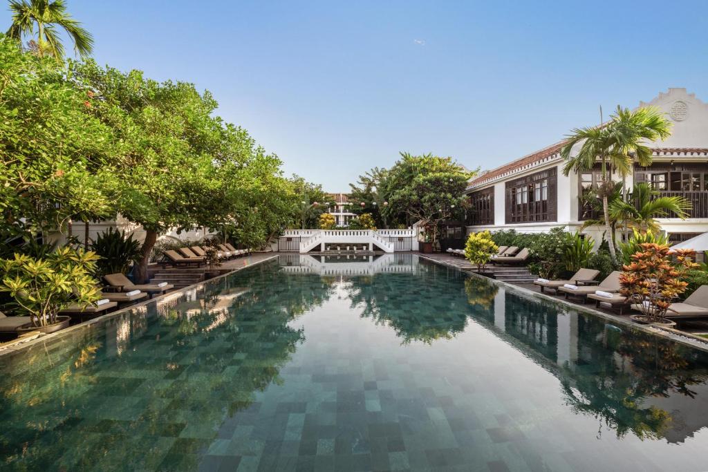 Bazén v ubytování Legacy Hoi An Resort nebo v jeho okolí