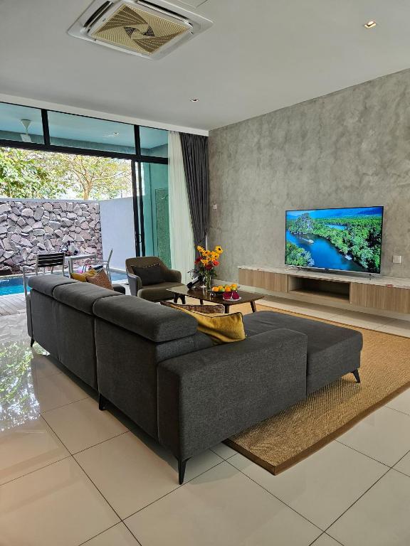 Televiisor ja/või meelelahutuskeskus majutusasutuses The Langkawi Luxury