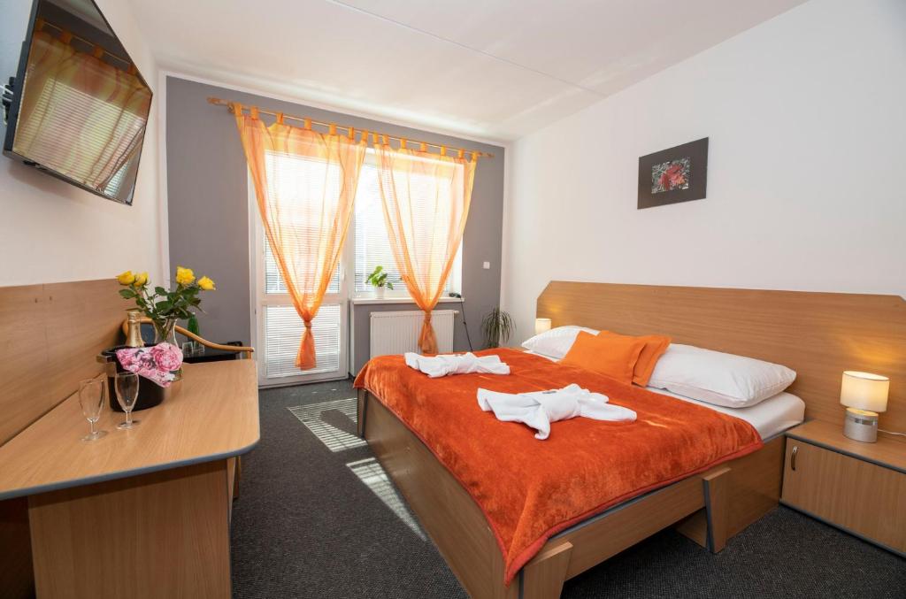 sypialnia z 2 białymi ręcznikami na łóżku w obiekcie Hotel Bohemia we Franciszkowych Łaźniach