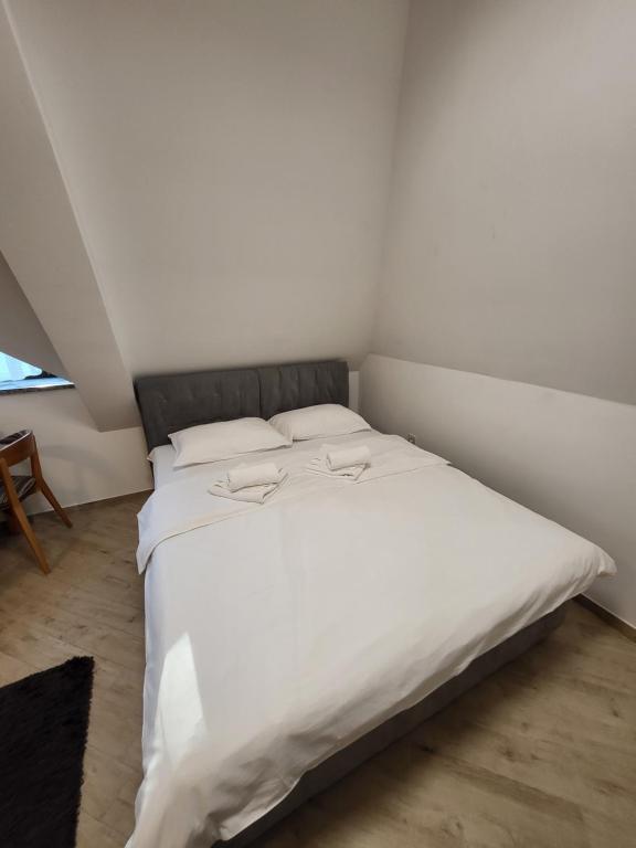 Lovac apartmani - Apartment With Mountain View