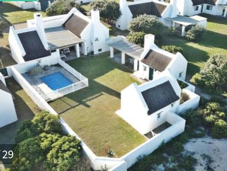 Πισίνα στο ή κοντά στο Voete ini Sand Langezandt Cottage