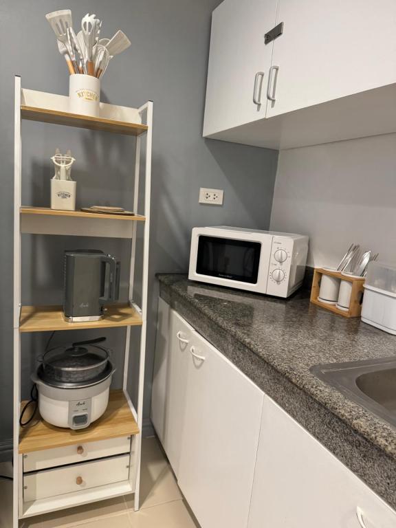 Kuchyň nebo kuchyňský kout v ubytování Charm’s Place