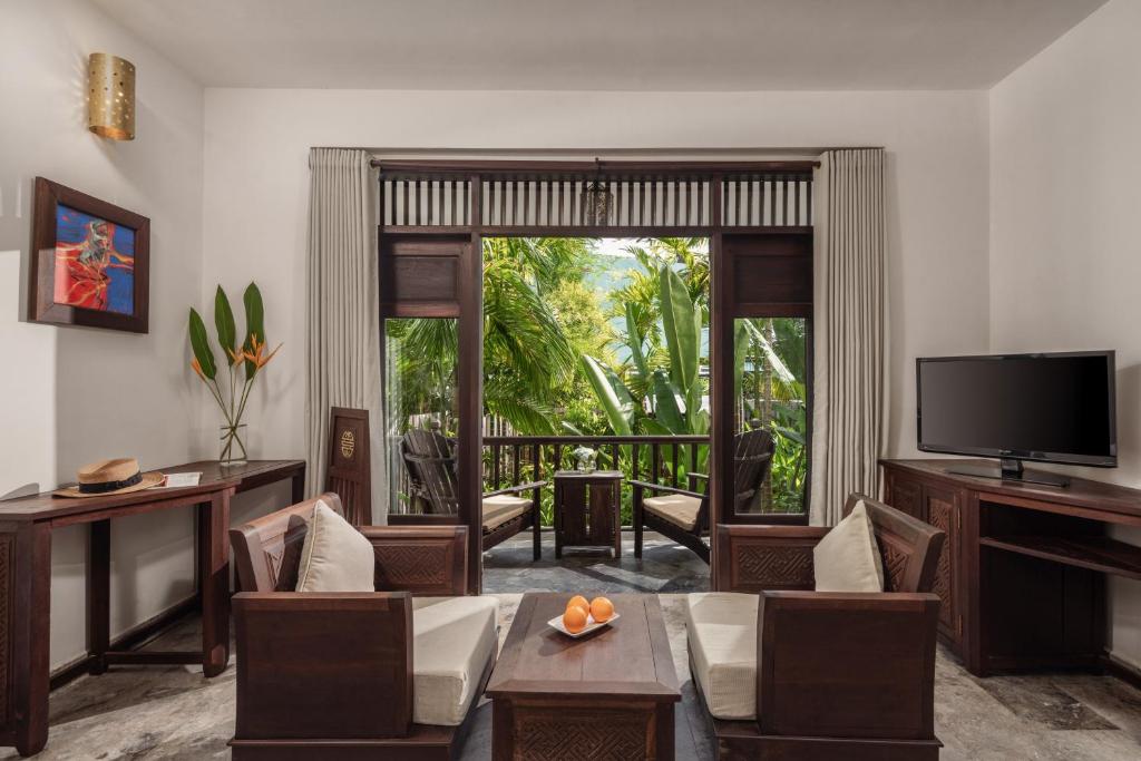TV a/nebo společenská místnost v ubytování Legacy Hoi An Resort