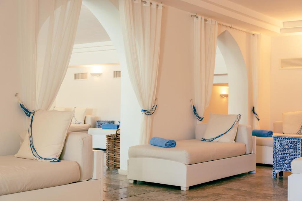 A seating area at Falkensteiner Resort Capo Boi