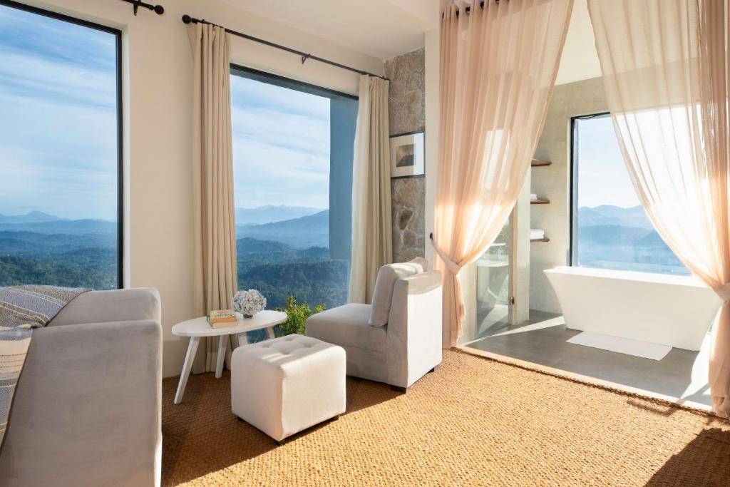 Nespecifikovaný výhled na hory nebo výhled na hory při pohledu z hotelu