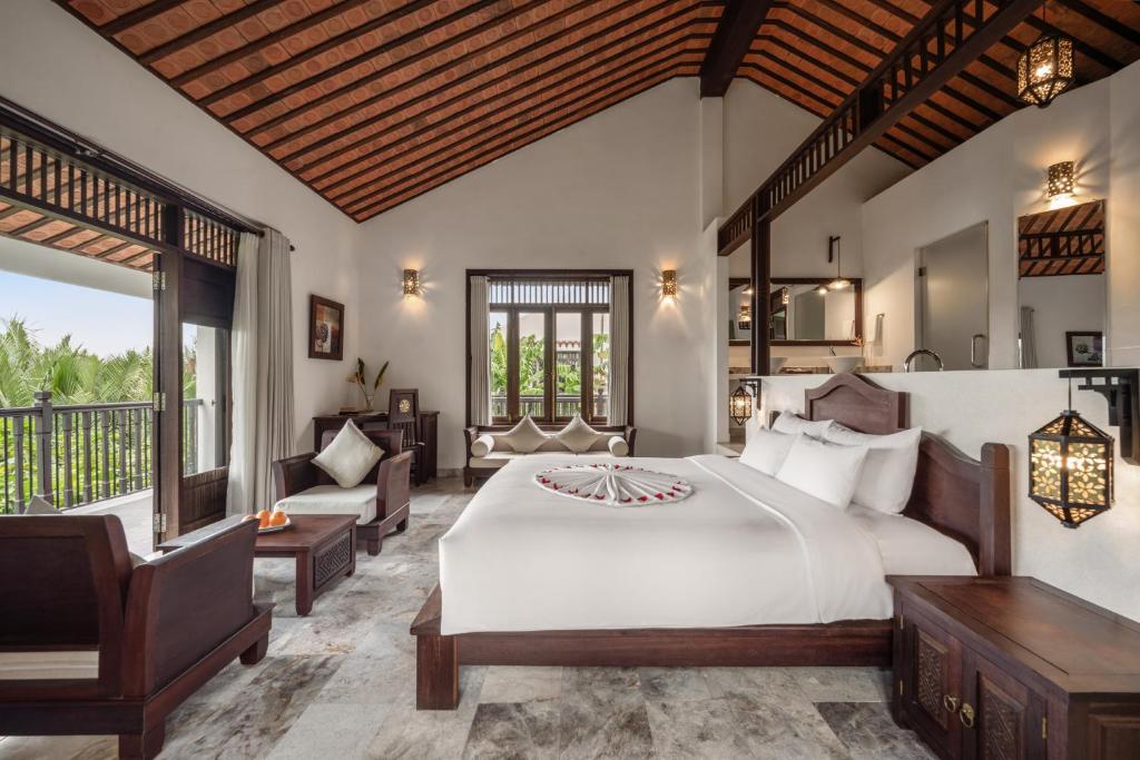 Postel nebo postele na pokoji v ubytování Legacy Hoi An Resort