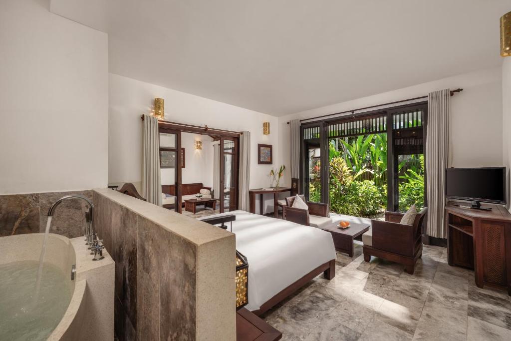 TV a/nebo společenská místnost v ubytování Legacy Hoi An Resort