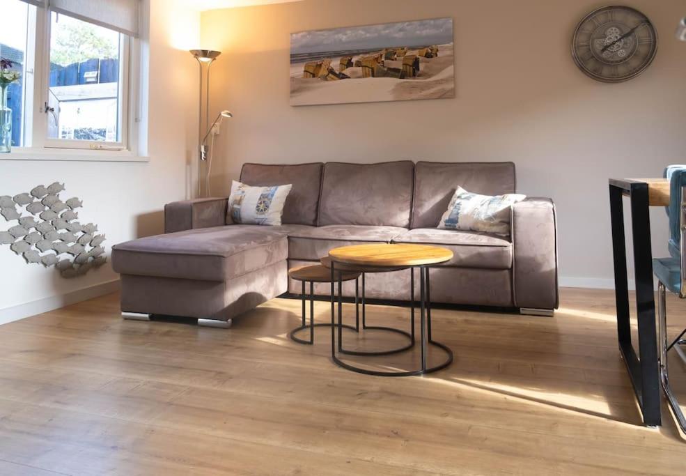 エグモント・アーン・ゼーにあるGestrandのソファとテーブルのあるリビングルーム